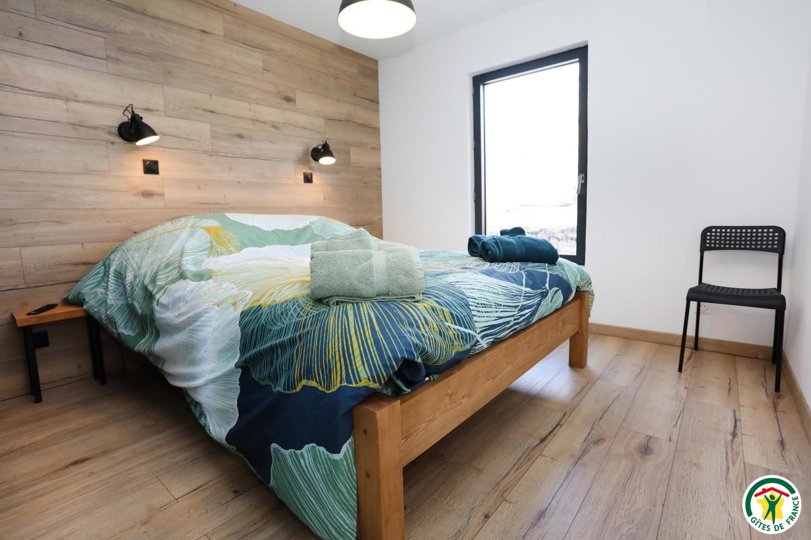1 chambre avec 1 lit en 160cm x200cm, placard mural et tv