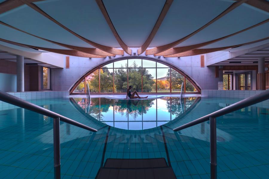 Meyras - Piscine thermale contre-jour ©naimikoprod ©stnb