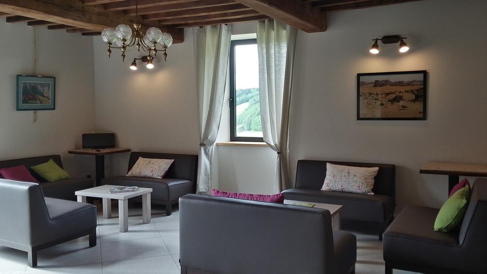 Gîte du Grand Peisselay à VALSONNE (Rhône - Beaujolais Vert) : salon aménagé en 2 espaces.