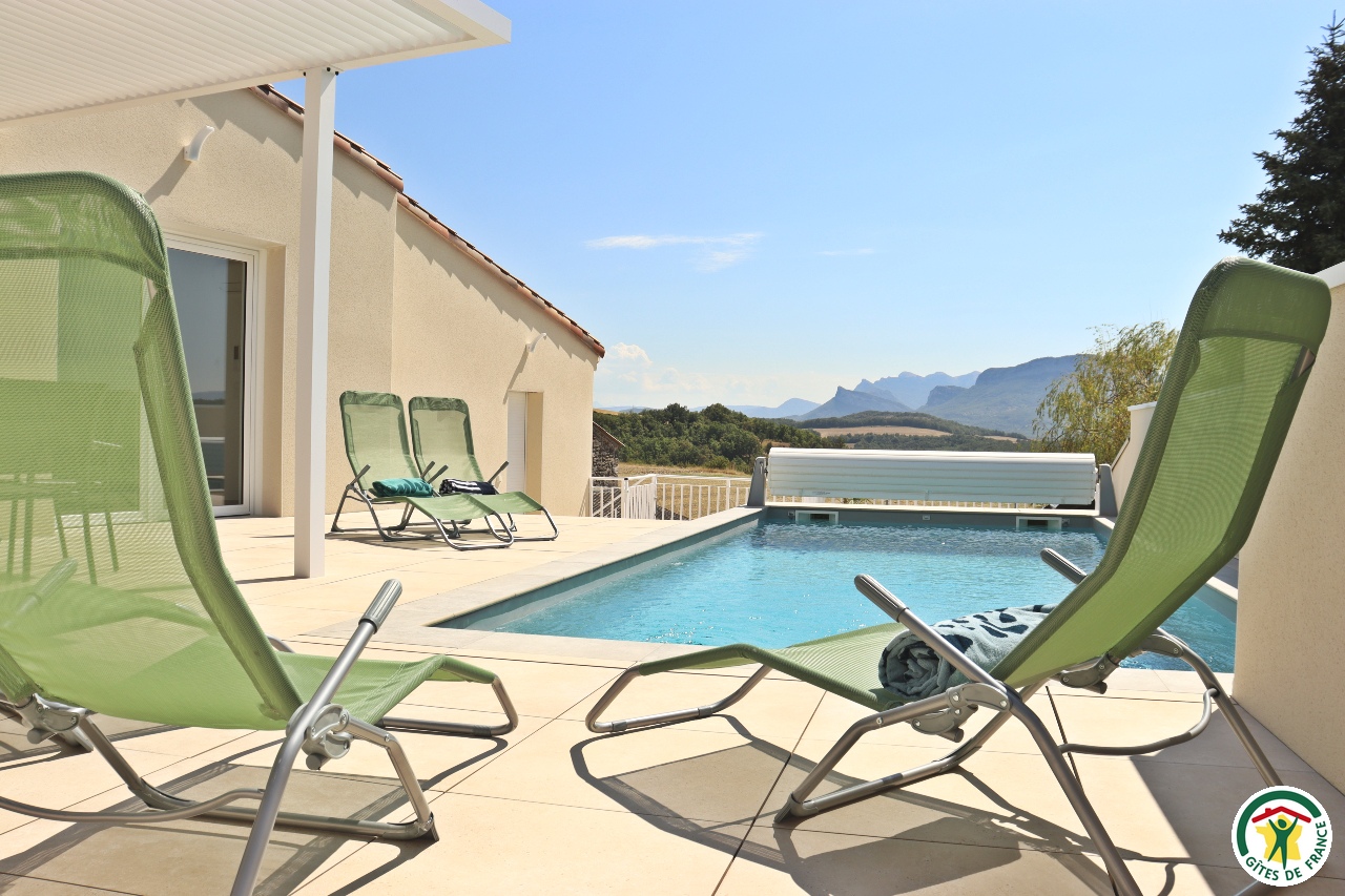 Terrasse et piscine privative, avec bains de soleil et vue directe sur la montagne de Rochecolombe