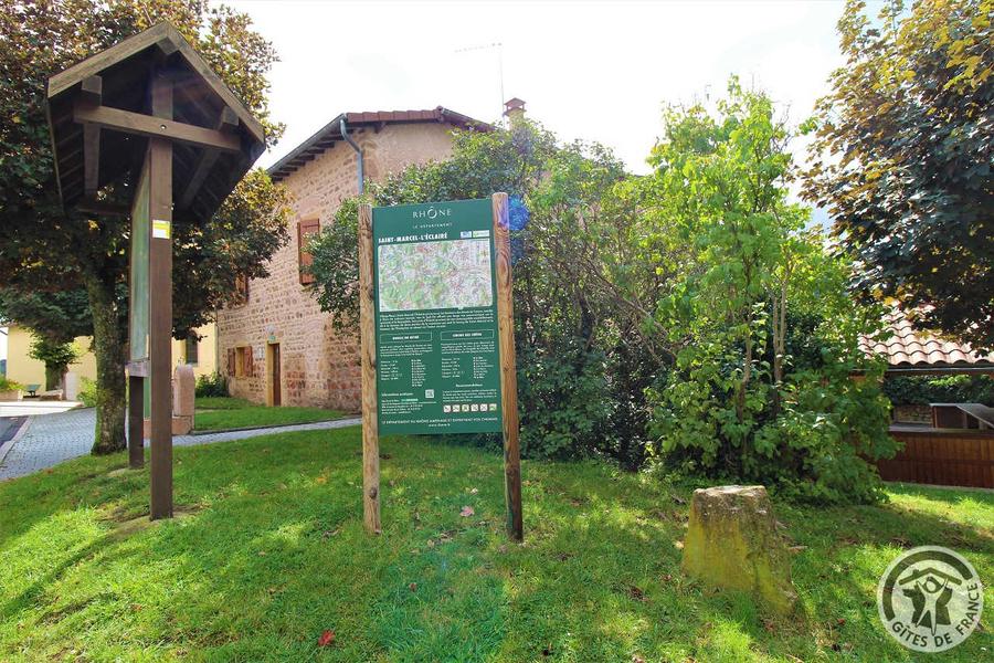 Gîte d\'Etape et de Séjour - 10 personnes à Saint Marcel L\'Eclairé - Haut Beaujolais, dans le Rhône : le gîte dans le village.