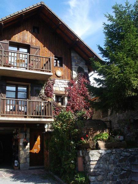Gîte Les Rhododendrons-Entrée du gîte-Valdeblore-Gîtes de France des Alpes-Maritimes