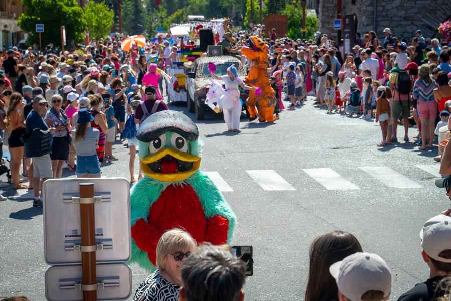 Ambiance à la Fête du Vieux Val de Val d'Isère en été