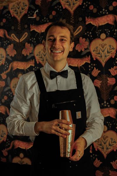 barman expérimenté, bar caché, cocktails, mixologie, bartender, zitto nice, port de nice, bar où sortir