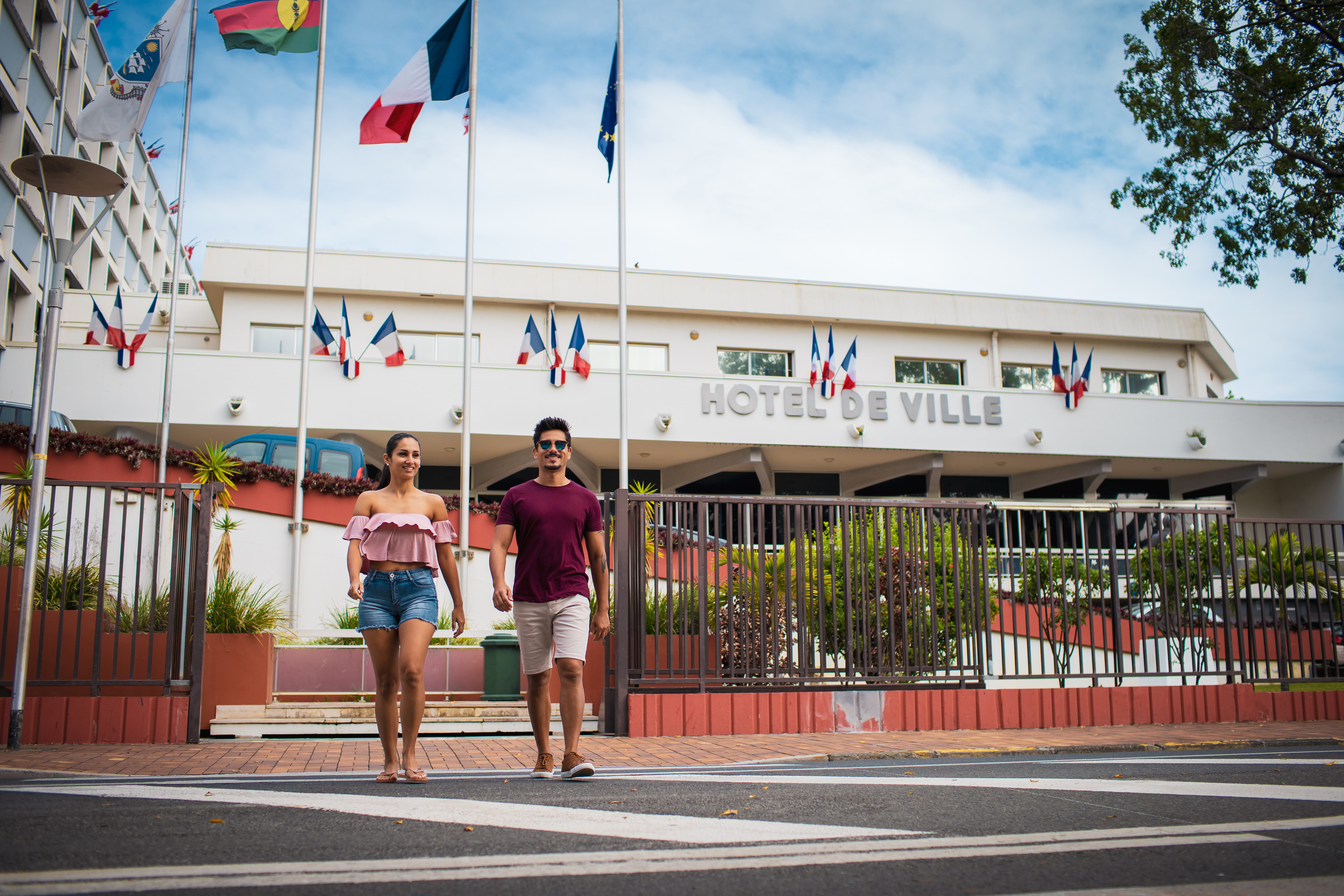 Saint-Raphaël: le maire offre des drapeaux français aux habitants