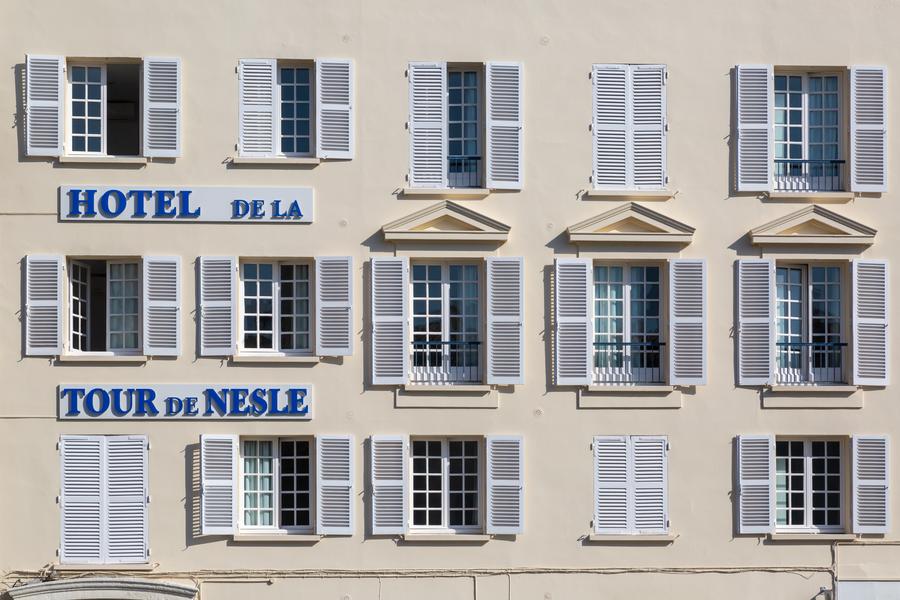 La facade extérieure de l'hôtel.