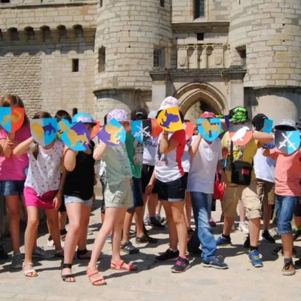 Enfants devant le château de Vincennes 