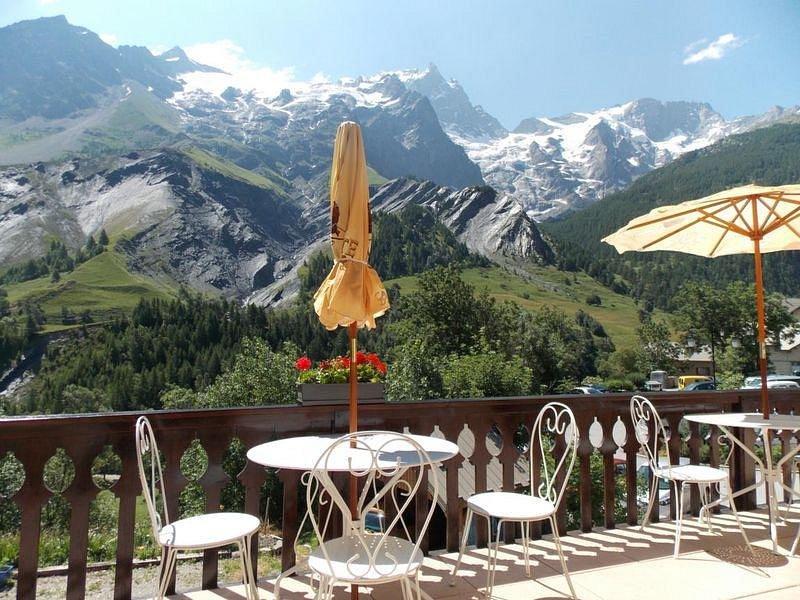 Terrasse de l'Alp Bar face a la Meije - © @Alp'bar Concert à l'Alp'bar_La Grave - © @Alp'bar