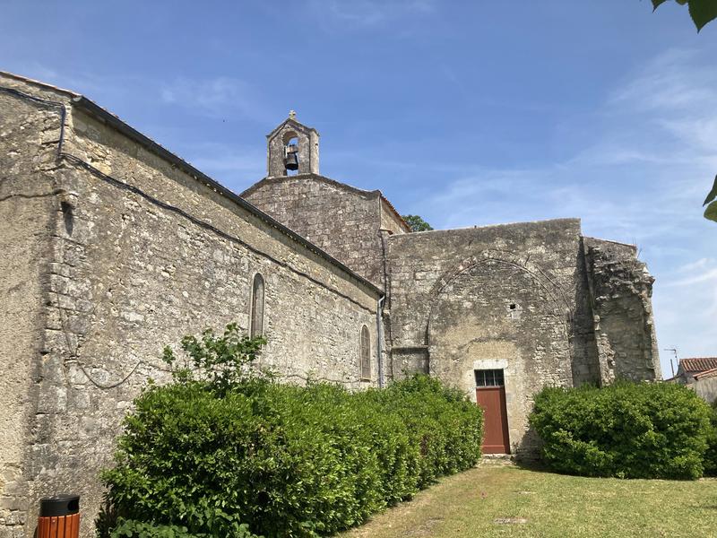 Eglise sous ciel bleu