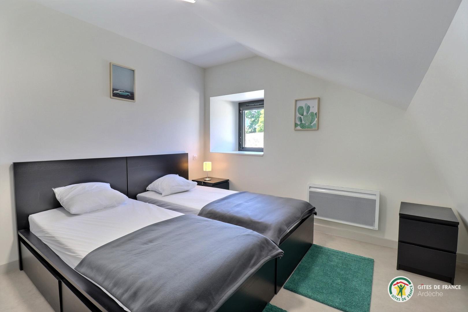 2e étage : chambre avec 2 lits en 90cm