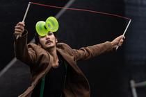 Spectacle de diabolo : c'est idiot mais ça colle à la peau, à la salle le Triol…