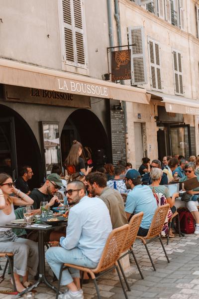 La terrasse animée.