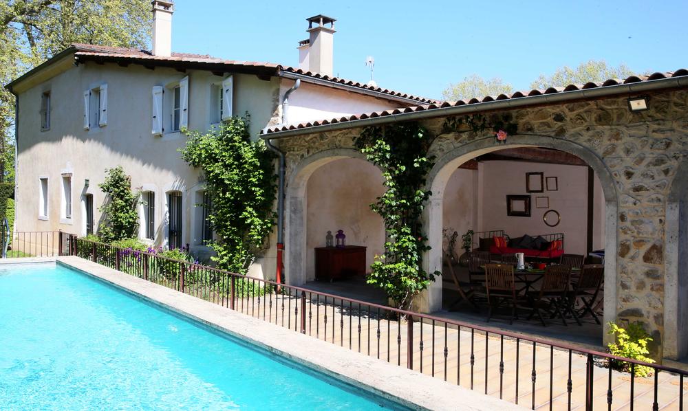 Bassin de natation et maison Lumière d'Etoile