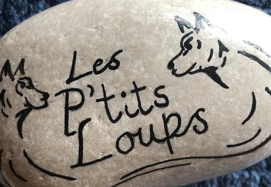 Un galet avec indiqué dessus "Les P'tits Loups"