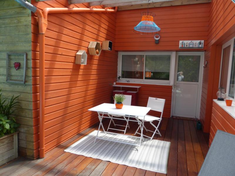 Un salon de jardin en métal sur une petite terrasse.