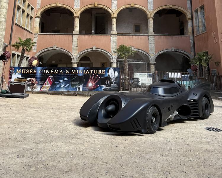 La Batmobile, garée devant la Cours de la Basoche.