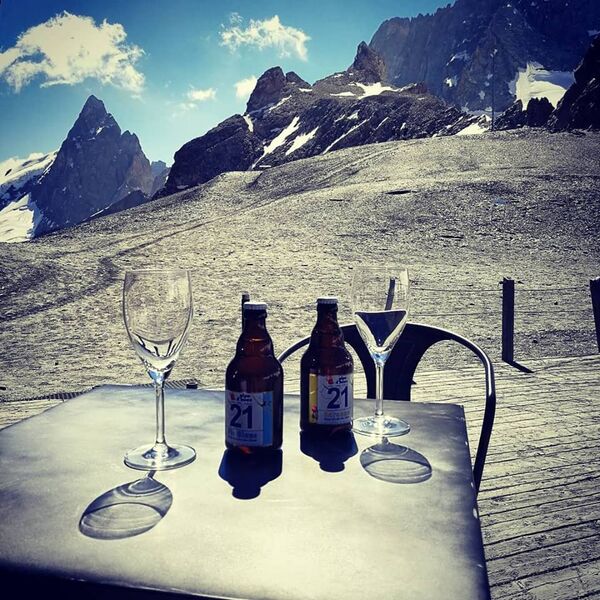 Des bières bien fraîches avec vue sur la Meije - La Grave - © ©SATG Déguster une bière en terrasse - La Grave - © ©SATG