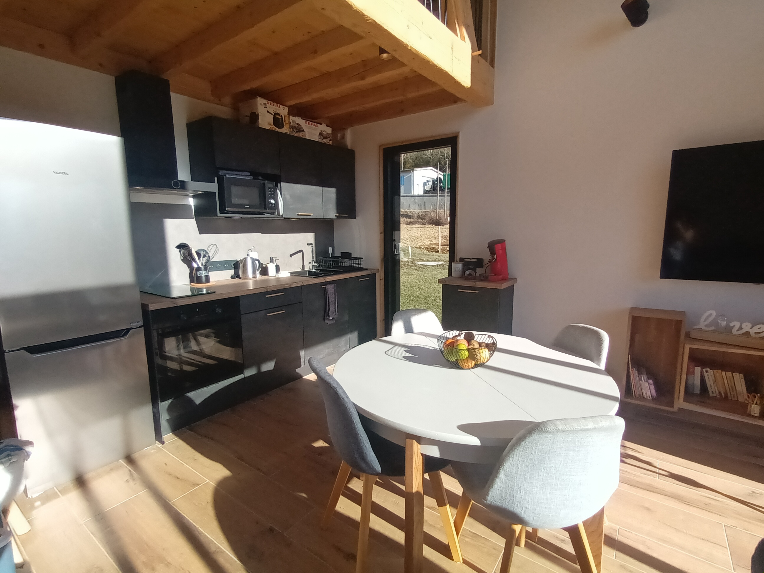 Séjour-cuisine du chalet, spacieux et lumineux.