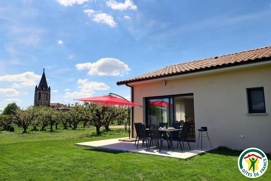 Le gîte, sa terrasse et le verger d'abricotiers