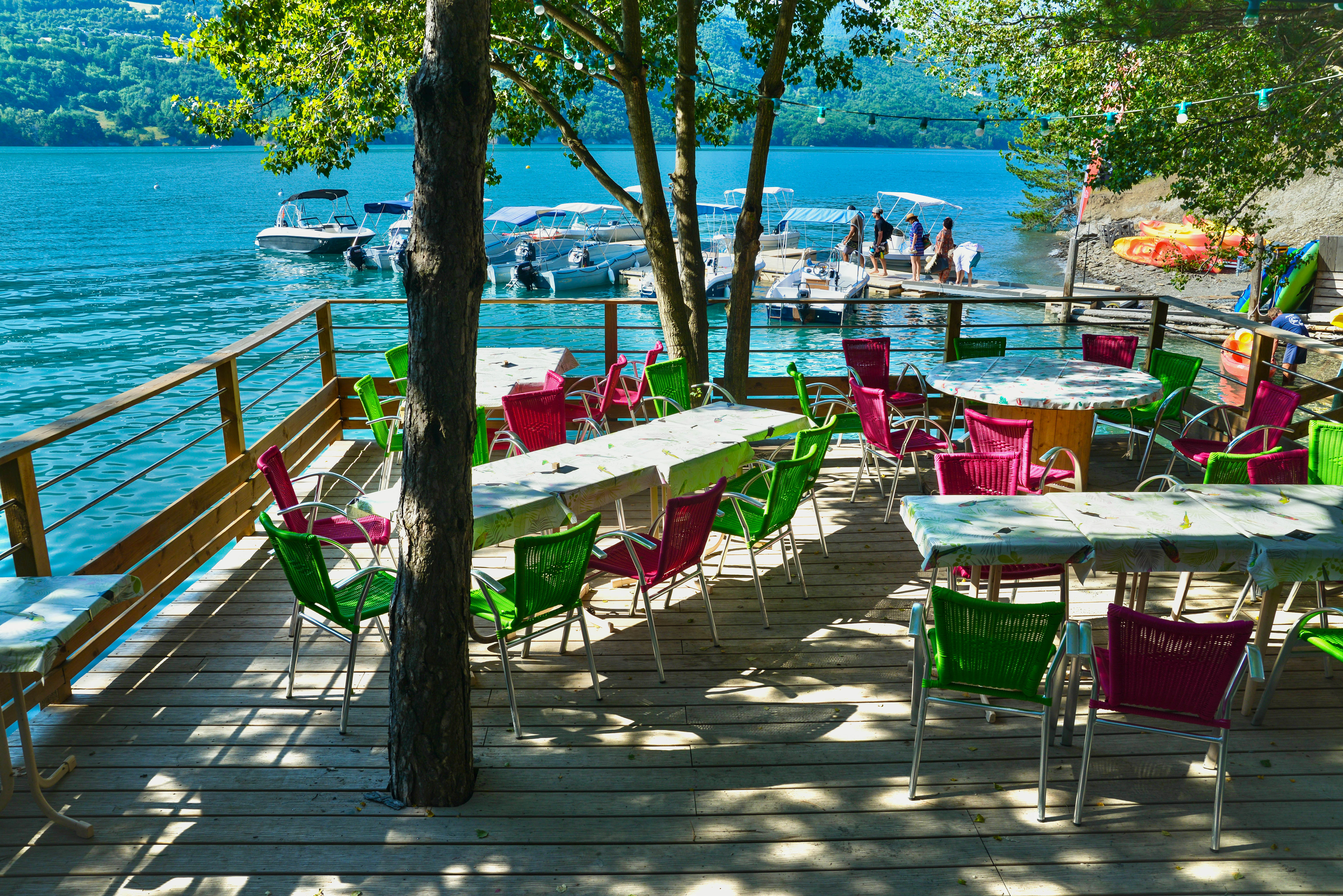 Terrasse du snack, Lac de Serre-Ponçon - BD Pirates