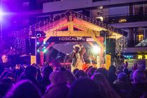 Concert sur la scène du marché de Noel