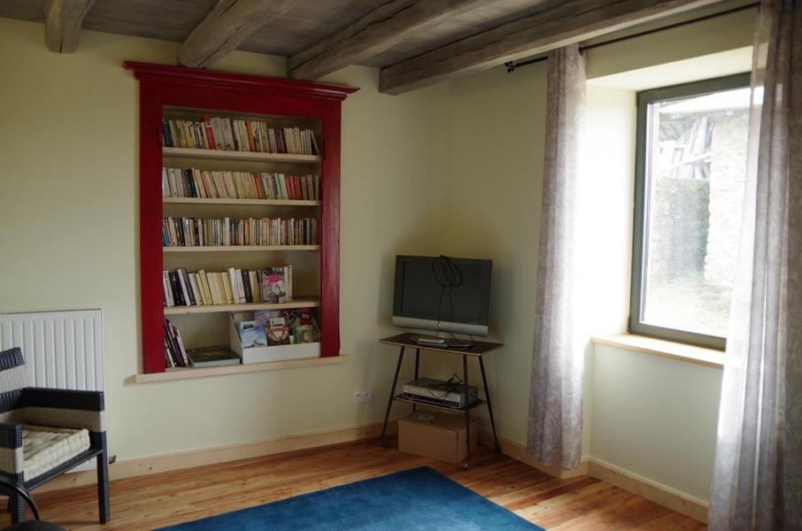 Gîte du Grand Peisselay à VALSONNE (Rhône - Beaujolais Vert) : la chambre/bibliothèque au rez-de-chaussée.
