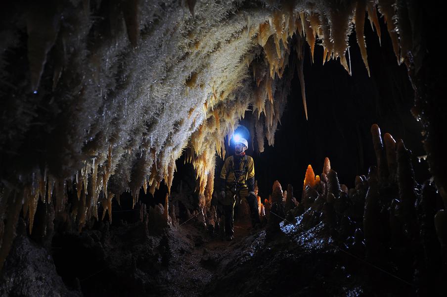 Premières explorations en spéléologie avec les Guides Spéléo