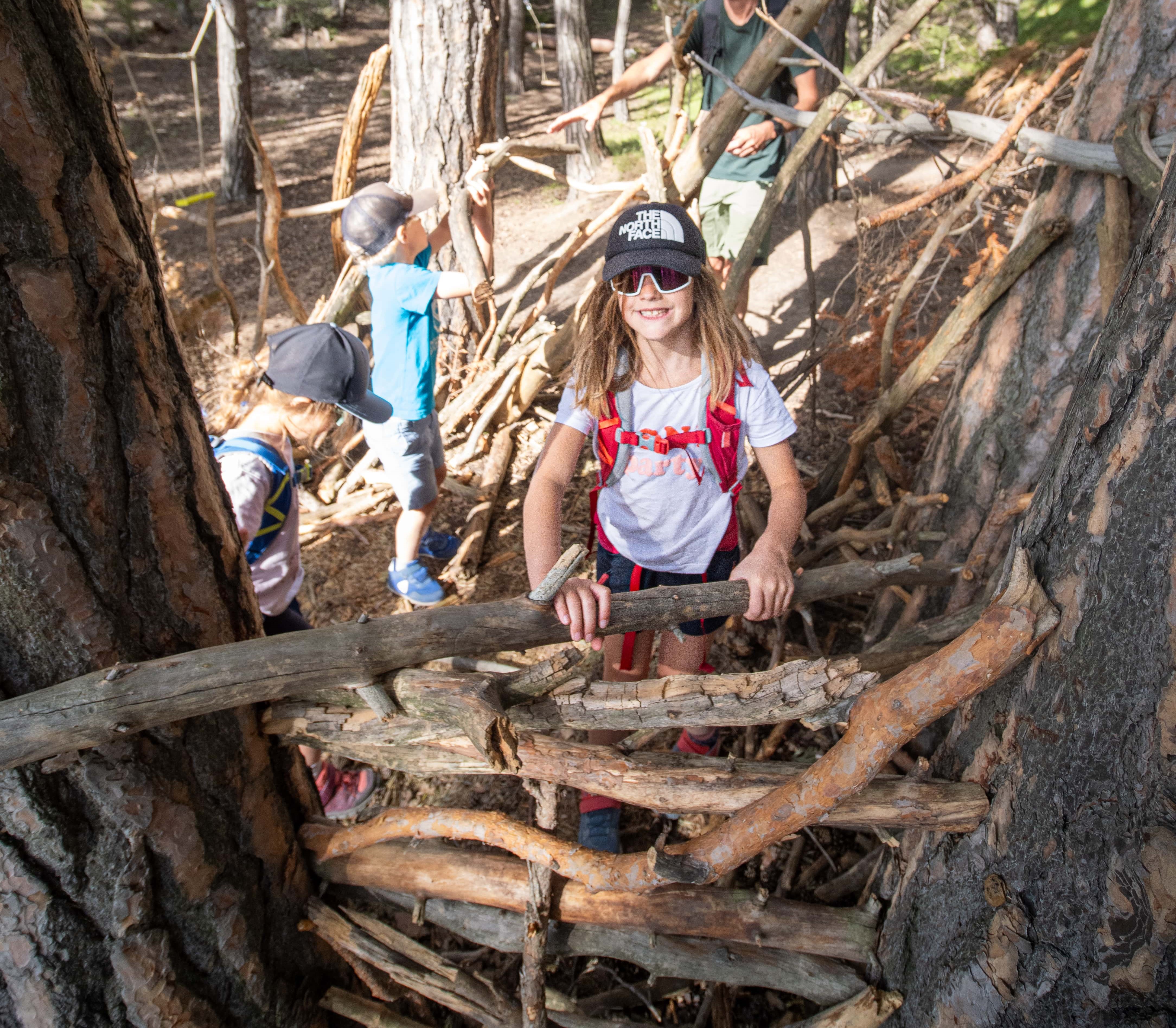 Famille construisant une cabane dans la forêt