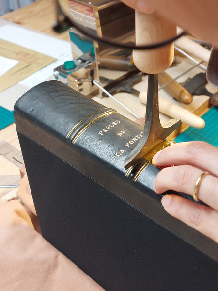 Dorure à chaud pour titrer les livres