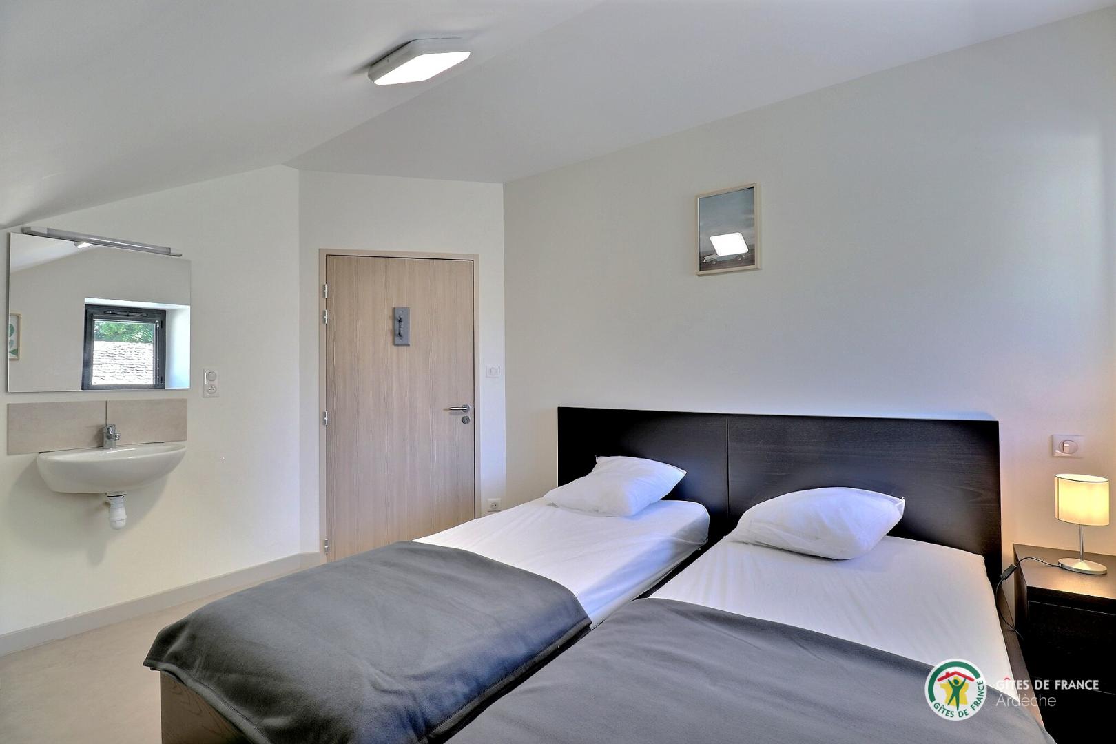 2e étage : chambre avec 2 lits en 90cm