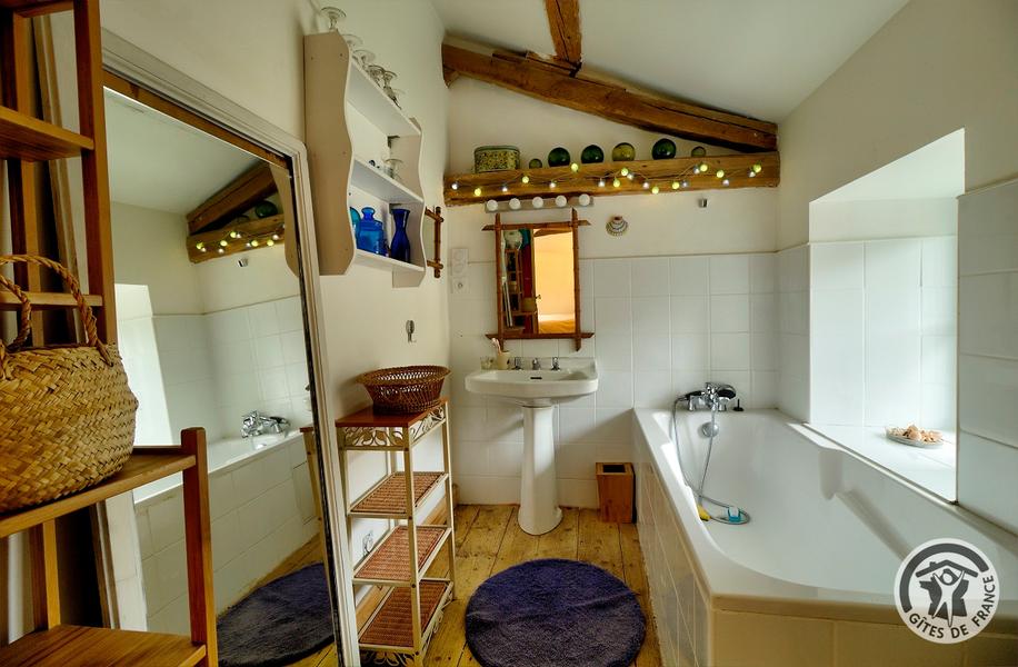 Gîte / Maison de Vacances \'La Maison d\'Ida\' à Meaux la Montagne (Rhône, Beaujolais Vert, proximité du Lac des Sapins) : salle de bains privative à  la grande chambre à l\'étage.