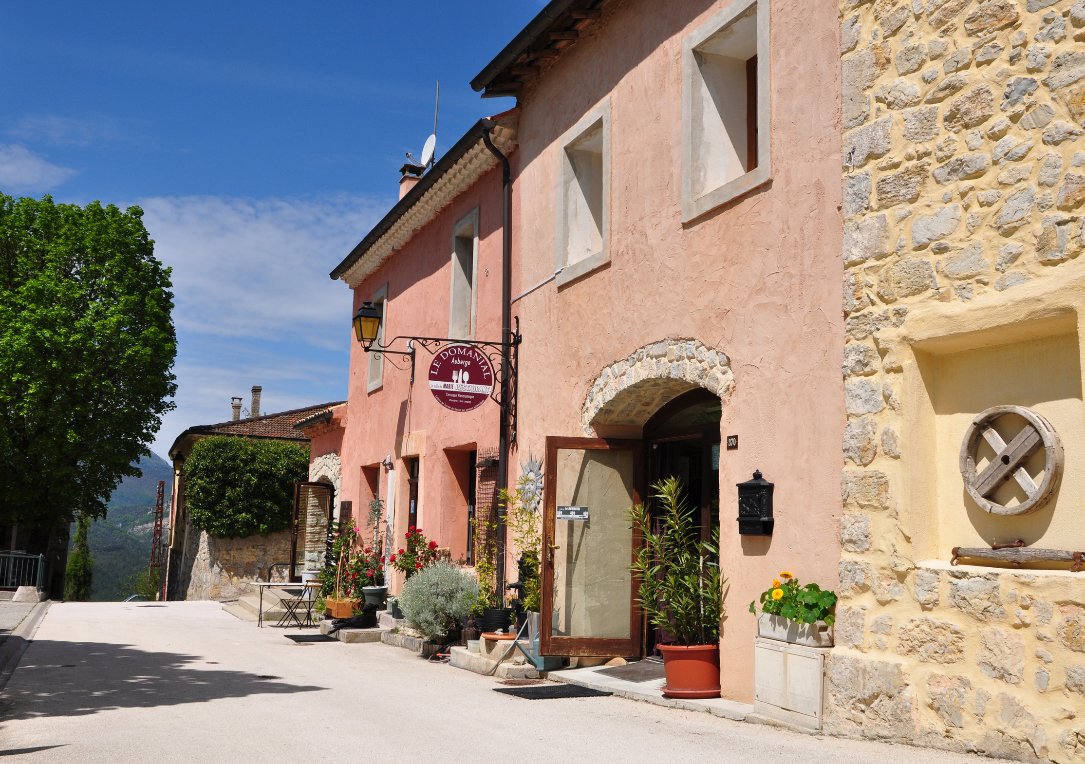 Extérieur de l'auberge vue de la rue
