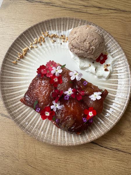 Tatin de prune gourmande, glace maison à la noisette