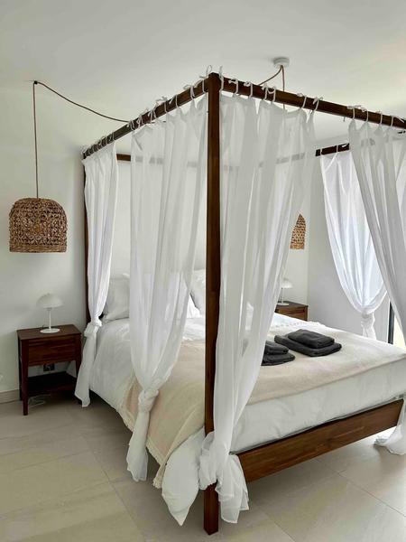 Lit baldaquin Queen Size + Dressing Vue mer et Village d'Eze