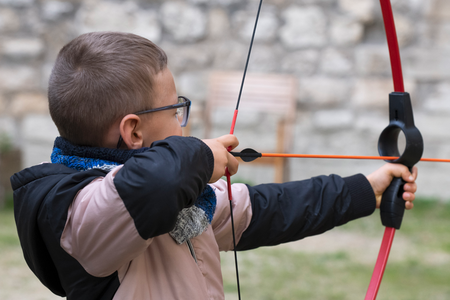 Enfant jouant au tir à l'arc 