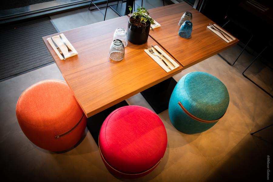 une table avec des poufs de couleurs