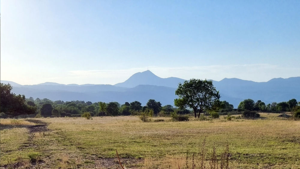Le plateau de Gergovie depuis Pérignat-lès-Sarliève en VTT