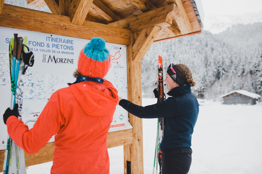 deux personnes en tenue de ski de fond dans la Vallée de la Manche