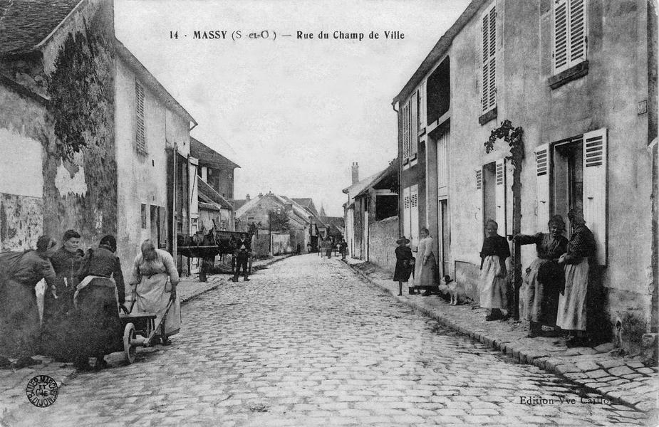 Visite des cours pavées du vieux Massy 