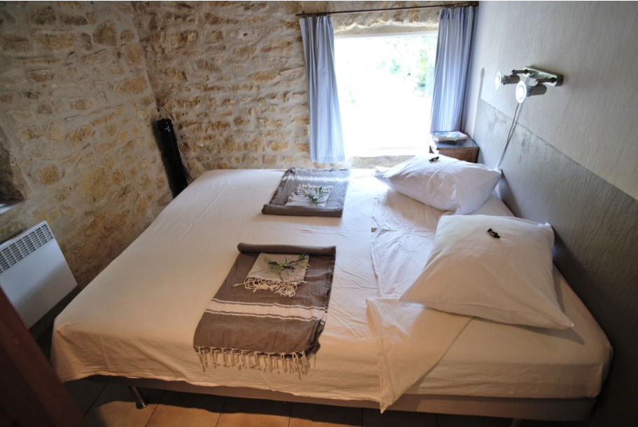 Chambre n 1 avec un lit double