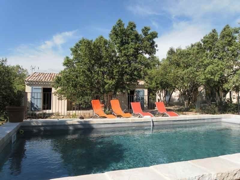 Piscine à partager avec les propriétaires ouverte de mai à septembre (tlj de 10h à 20h), clôturée et sécurisée par une alarme.