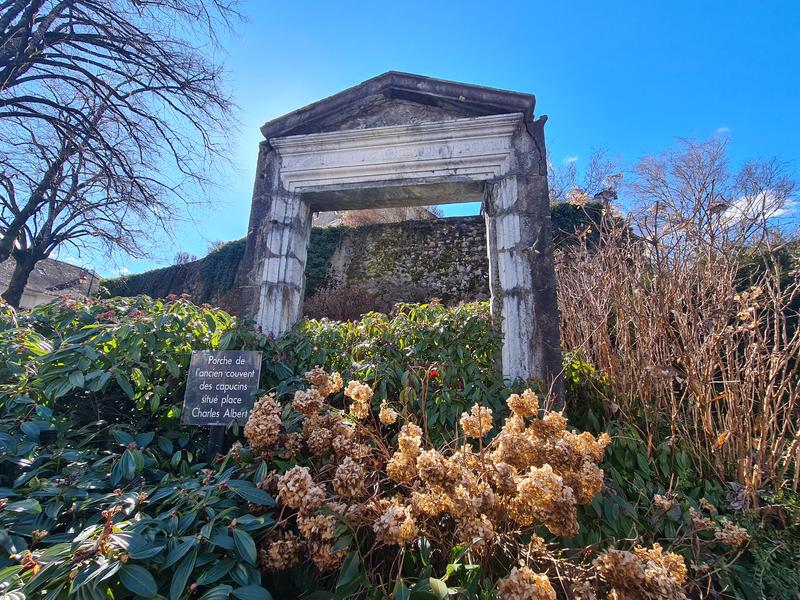 Porche de l'ancien couvent des capucins