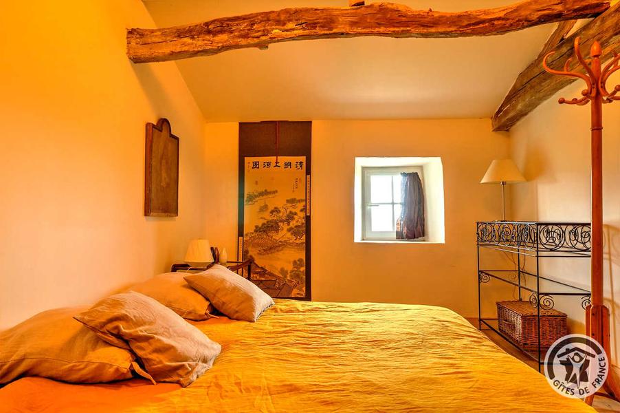 Gîte / Maison de Vacances \'La Maison d\'Ida\' à Meaux la Montagne (Rhône, Beaujolais Vert, proximité du Lac des Sapins) : Chambre à l\'étage, 1 lit 2 personnes ou 2 lits 1 personne.