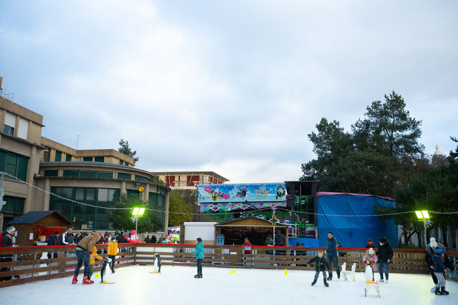 Patinoire et manèges sur la place Charles de Gaulle