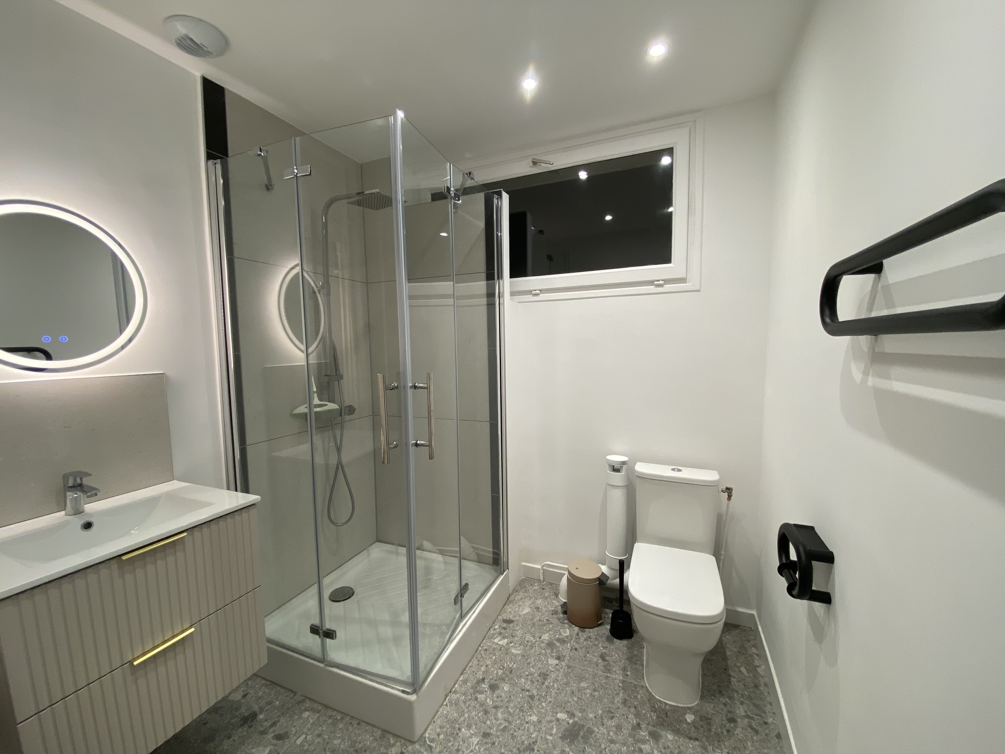 Salle d'eau privative avec WC