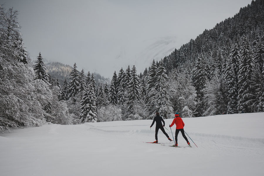 deux personnes qui font du ski de fond dans la Vallée de la Manche