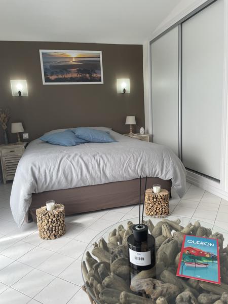 Une chambre avec un lit double.