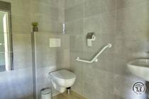 Grand Gîte "l'Amandier" - 15 personnes à Salles Arbuissonnas en Beaujolais dans le Rhône : la salle d'eau avec douche, lavabo et wc, accessible pour les personnes handicapées privative à la chambre 2 personnes (rez-de-chaussée).