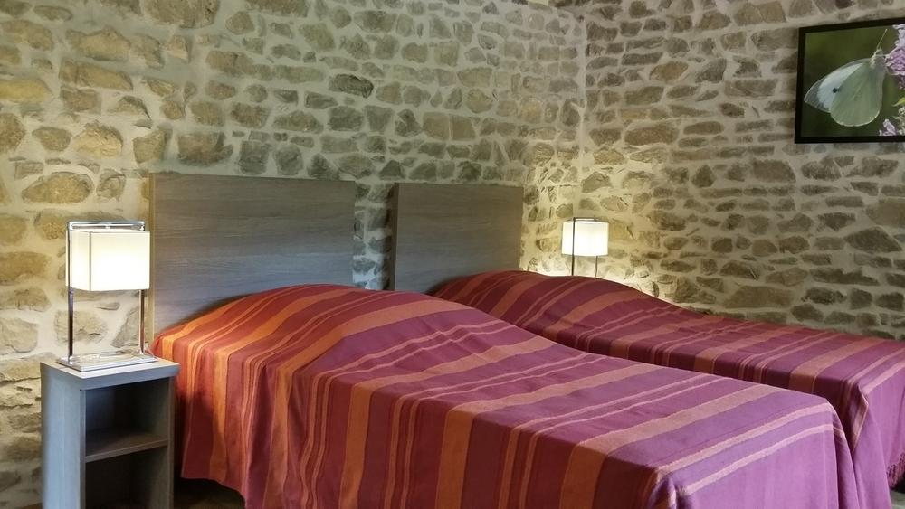 Gîte du Grand Peisselay à VALSONNE (Rhône - Beaujolais Vert) : 2ème chambre avec 2 lits individuels, à l\'étage.