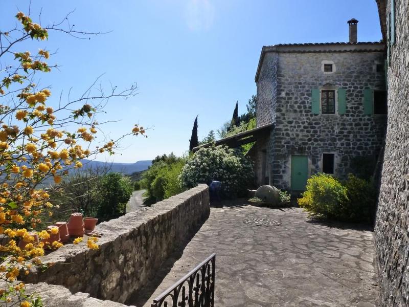 Entrée du gîte côté terrasse 